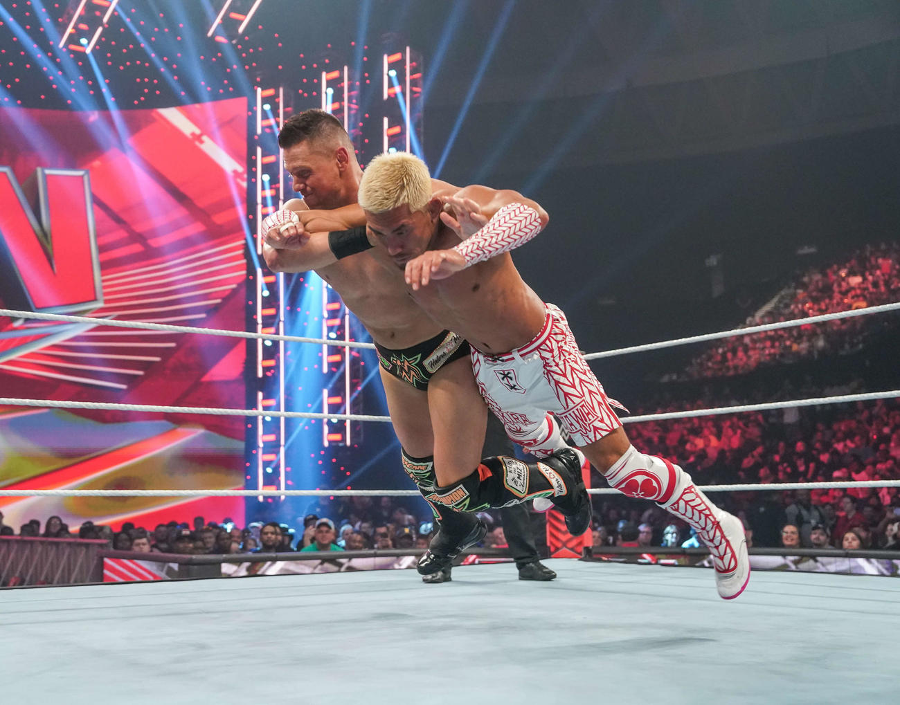 ザ・ミズ（左）の必殺技スカル・クラッシングフィナーレを浴びて敗れた戸沢陽（C）2023 WWE, Inc. All Rights Reserved.