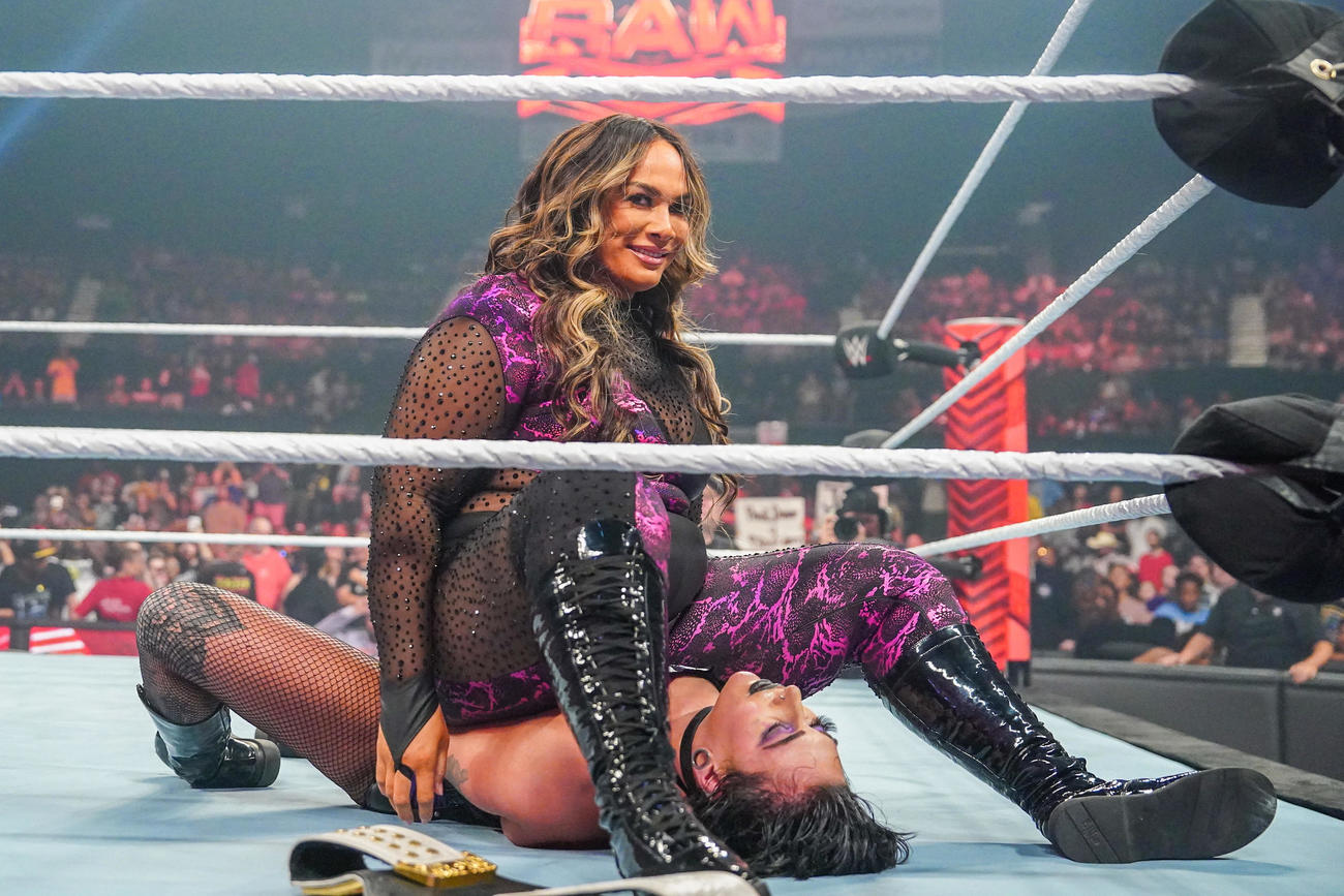 WWE女子世界王者リア・リプリーを圧殺したナイア・ジャックス（C）2023 WWE, Inc. All Rights Reserved.