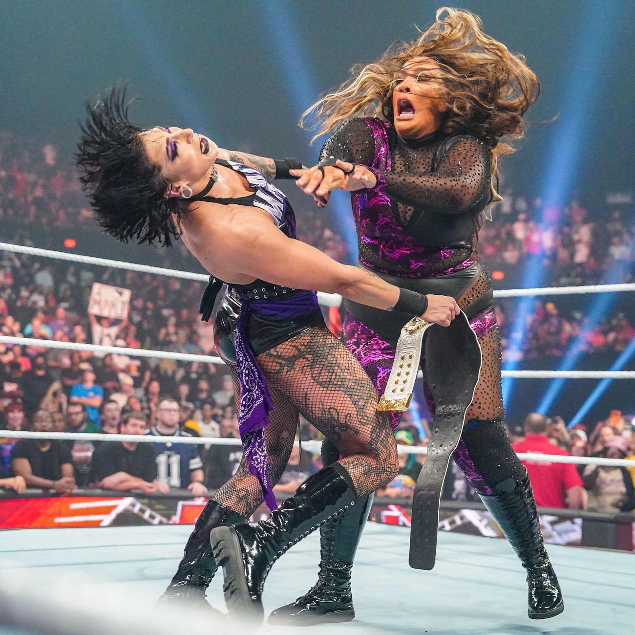 WWE女子世界王者リア・リプリー（左）を襲撃したナイア・ジャックス（C）2023 WWE, Inc. All Rights Reserved.