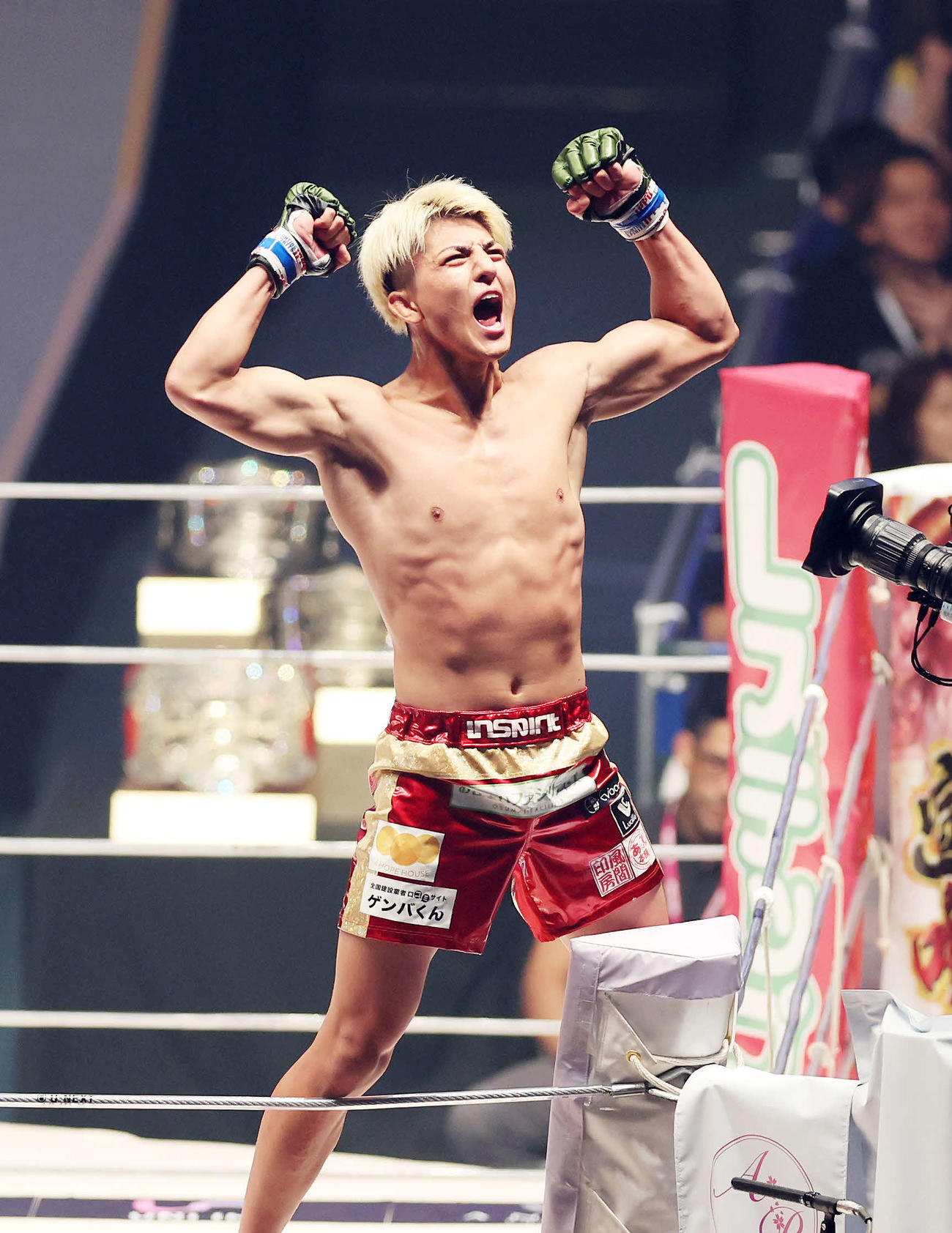 勝利しガッツポーズで雄たけびを上げる鈴木千裕（2023年7月撮影）