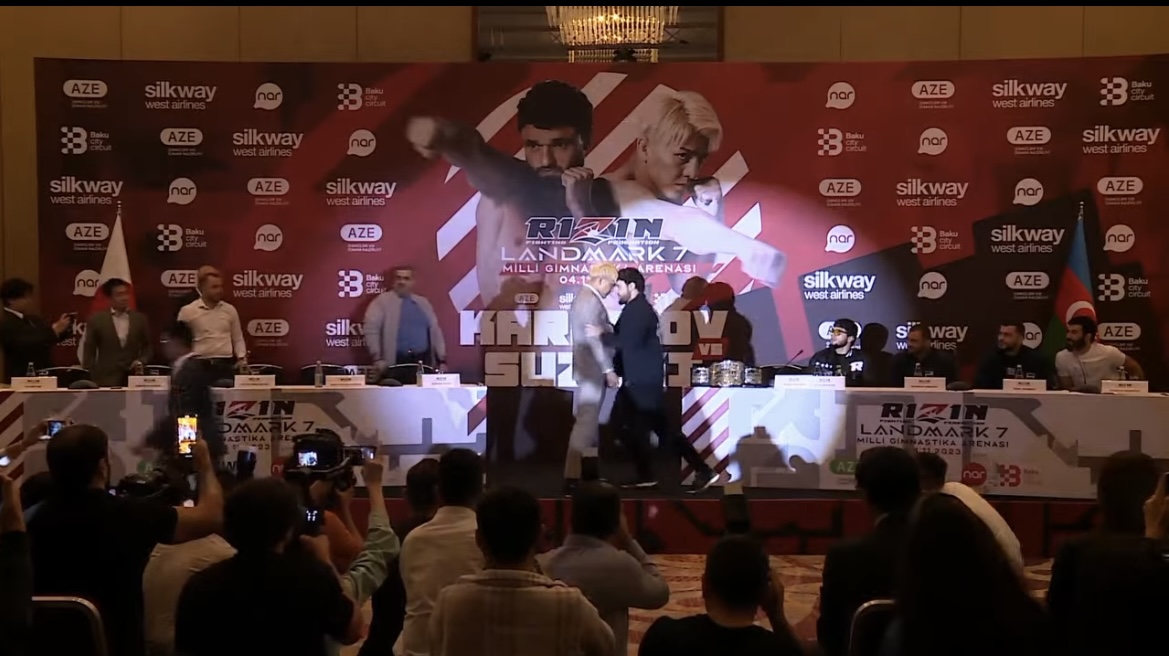 RIZINアゼルバイジャン大会カード発表で、乱闘しかける鈴木千裕とヴガール・ケラモフ（中央）（RIZINのYouTubeから）