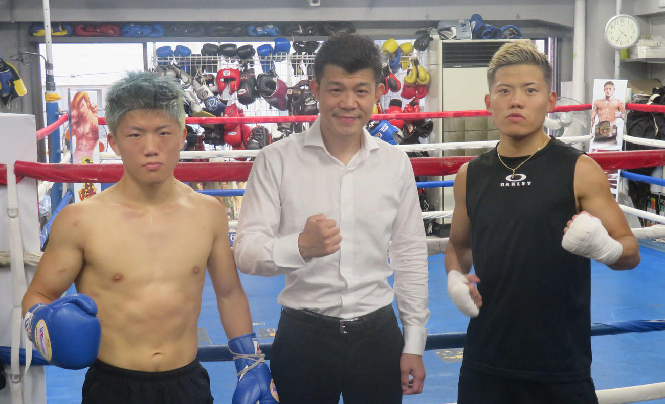 公開スパーリングに臨んだ重岡兄弟の兄優大（右端）と弟銀次朗（左端）の世界王者コンビ。中央は世界戦をプロモートする亀田興毅ファウンダー