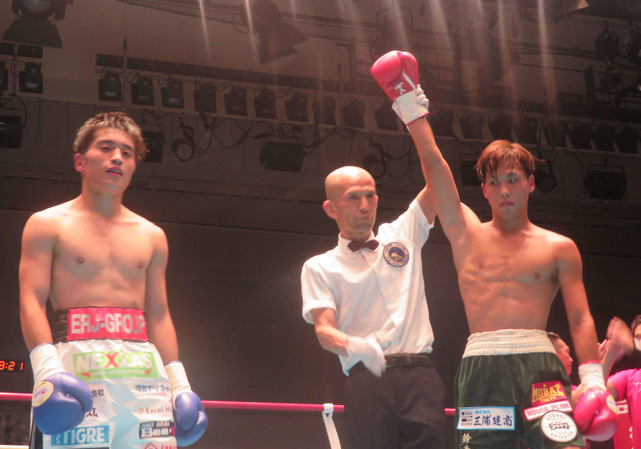 東日本新人王ミニマム級準決勝で、勝ち名乗りを受ける北野武郎（右端）。左端は対戦相手の遠藤龍匠