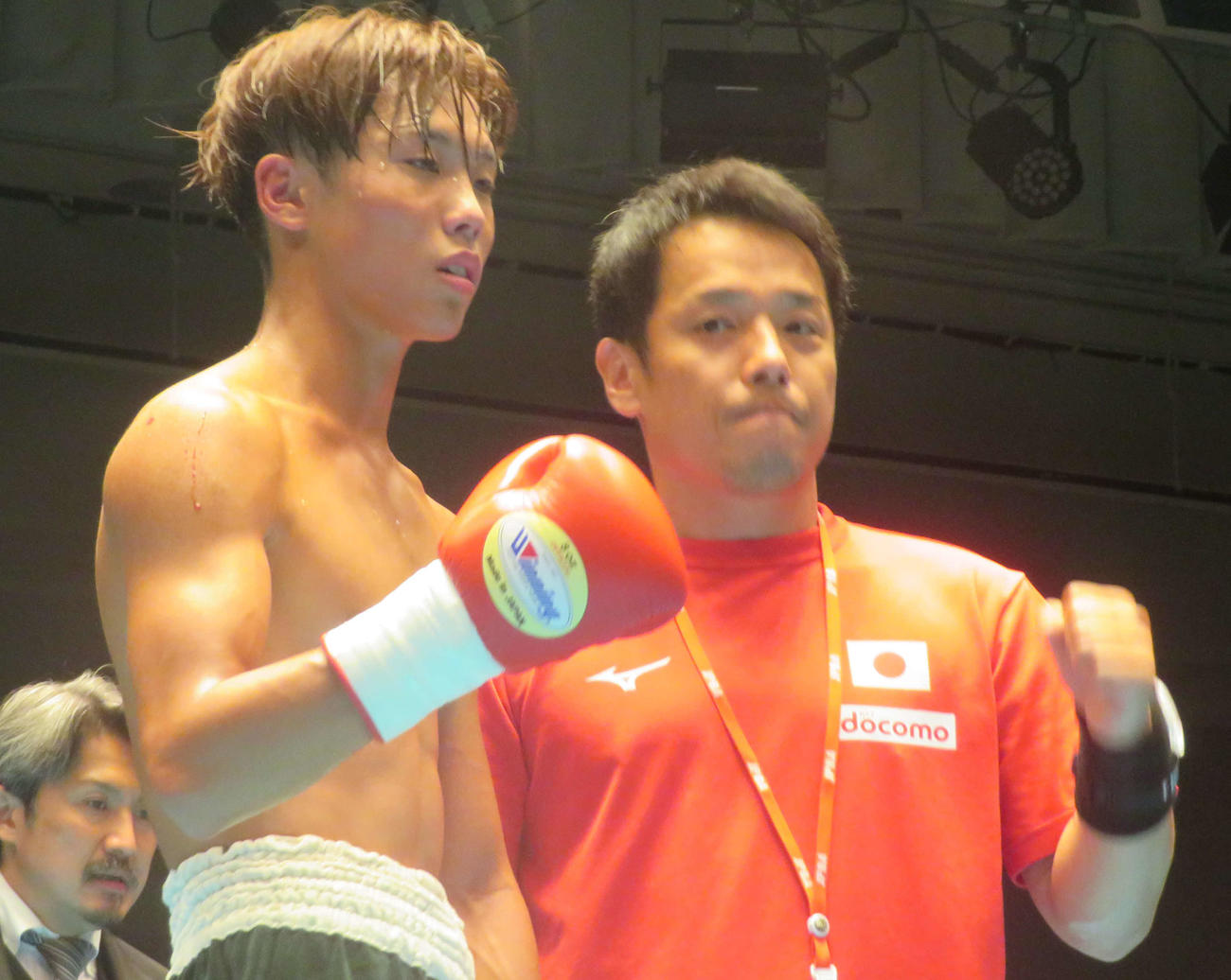 トレーナーの父良氏（右）と勝利を分かち合うホープ北野武郎