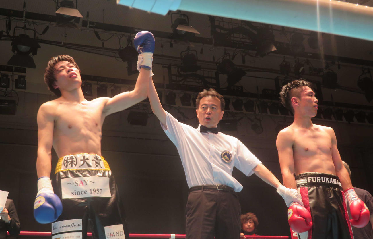東日本新人王ライト級準決勝で、勝ち名乗りを受ける菊池音央（左端）。右端は対戦相手の古川光治