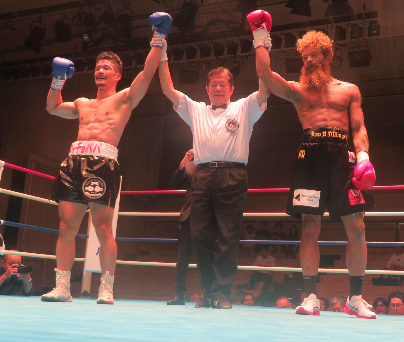 ミドル級準決勝で、マッチョパパ一基（左端）と引き分けたダン・ディー・デリンジャー（右端）
