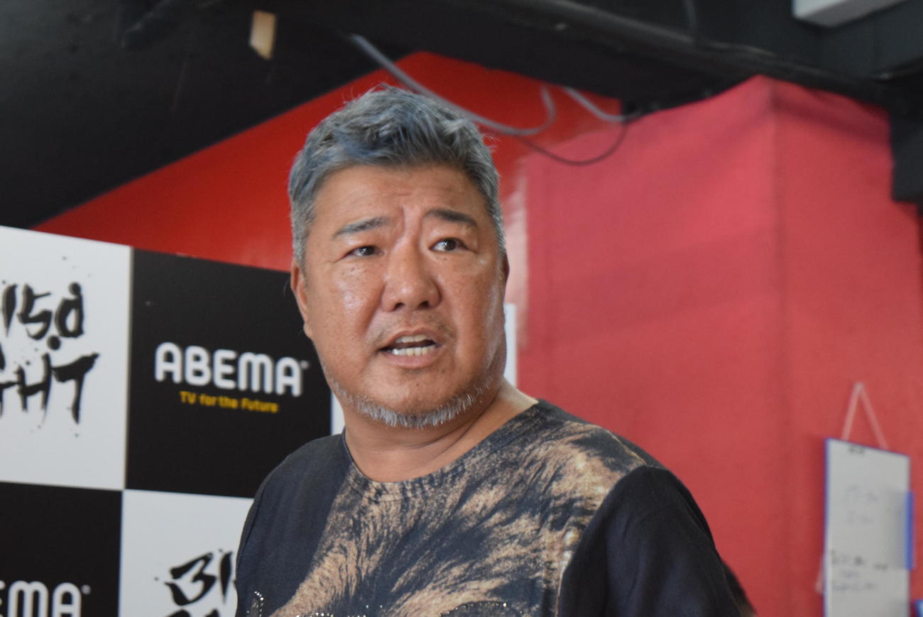 会見に登場した亀田史郎氏（撮影・阪口孝志）