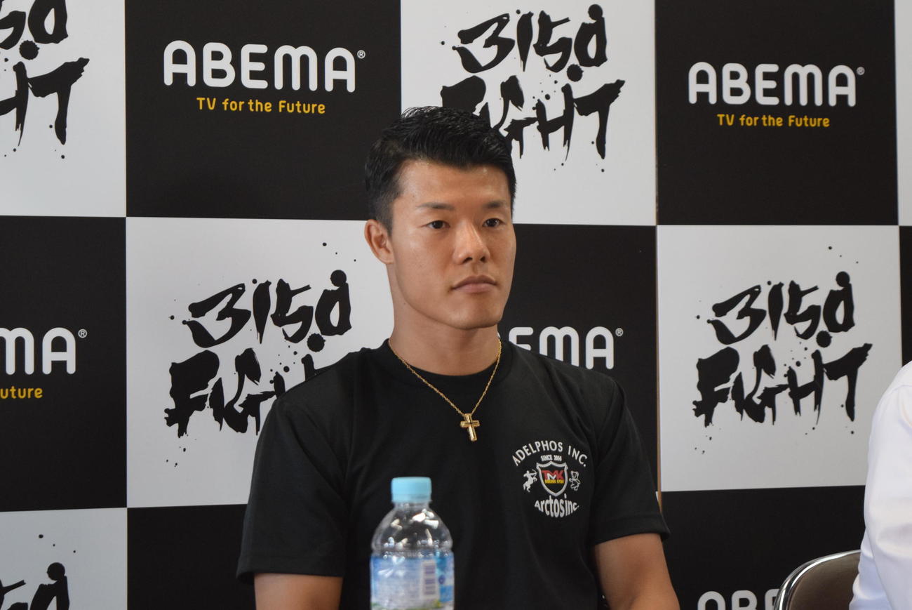 フェザー級転向初戦への意気込みを語る亀田和毅（中）（撮影・阪口孝志）