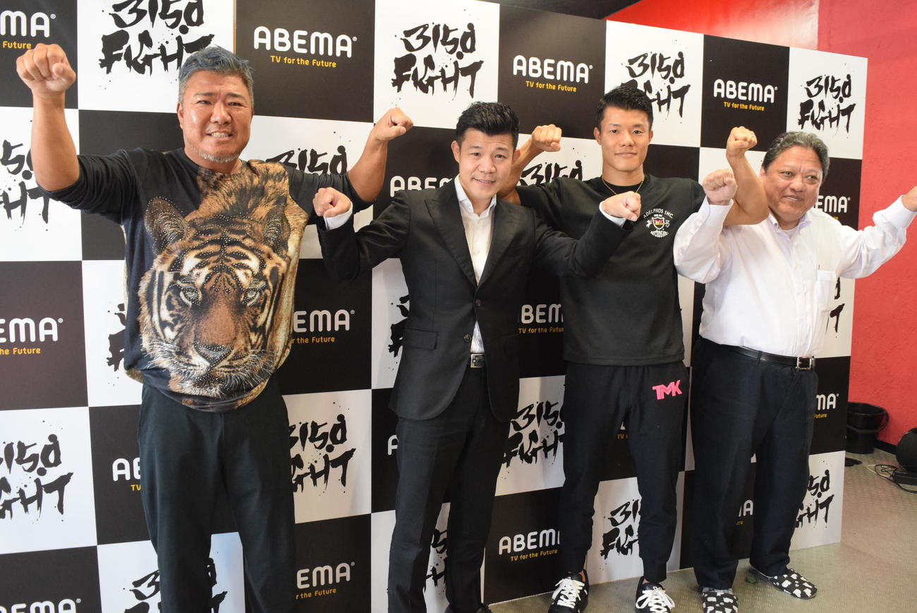 「3150ポーズ」を決める、左から亀田史郎氏、亀田興毅ファウンダー、亀田和毅、金平桂一郎・TMKジム会長（撮影・阪口孝志）