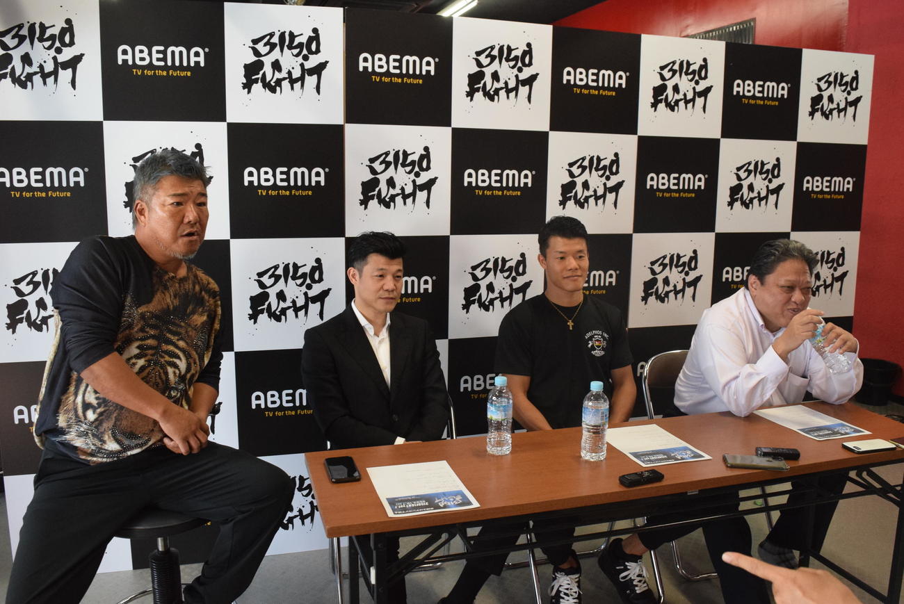 左から亀田史郎氏、亀田興毅ファウンダー、亀田和毅、金平桂一郎・TMKジム会長（撮影・阪口孝志）