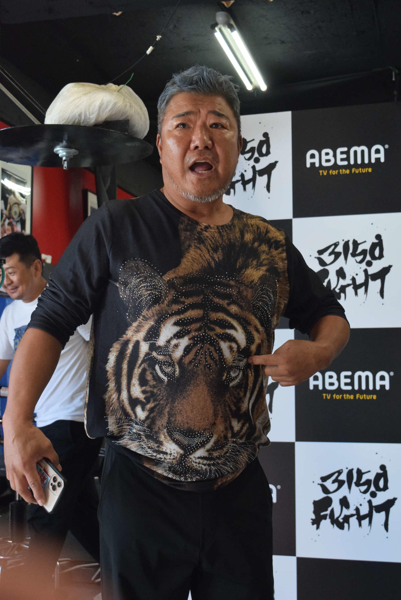「新世界で買ってきた」トラのプリントシャツを見せつける亀田史郎氏（撮影・阪口孝志）