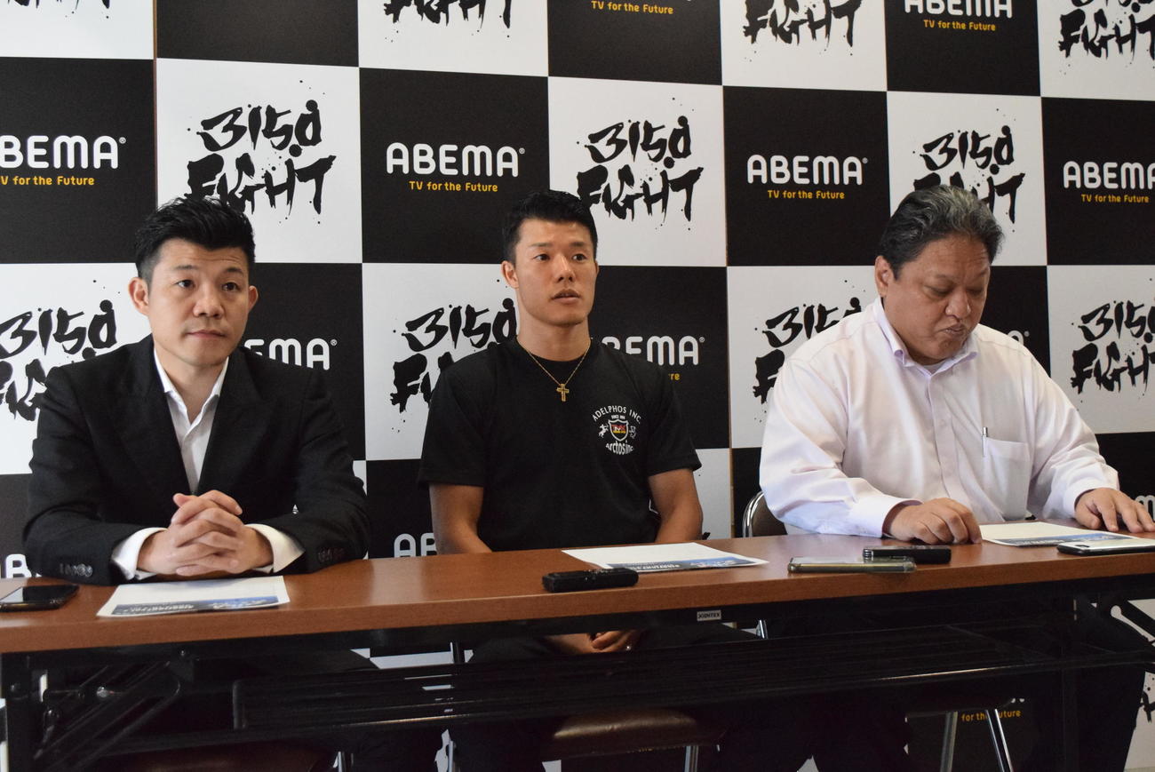 左から亀田興毅ファウンダー、亀田和毅、金平桂一郎・TMKジム会長（撮影・阪口孝志）