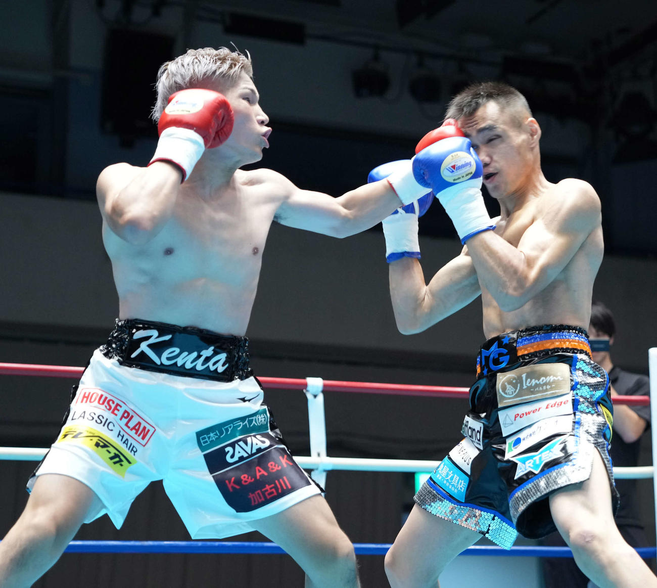 1回、橋場（右）に右パンチを放つ山川（撮影・小沢裕）