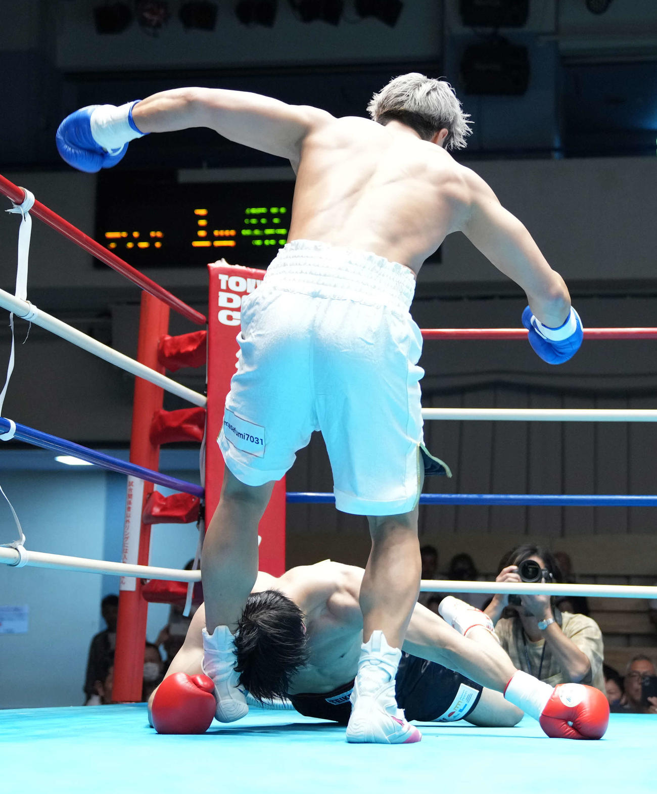 1回、ダウンを奪った伊吹（撮影・小沢裕）
