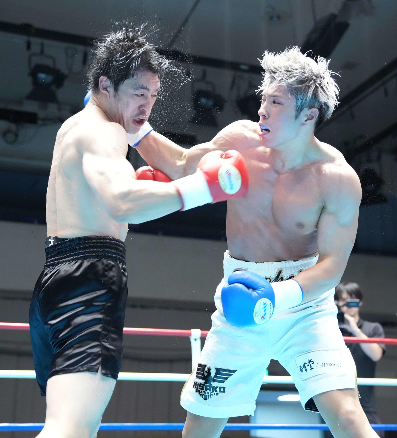 2回、伊吹（右）は赤井英に右パンチを放つ（撮影・小沢裕）