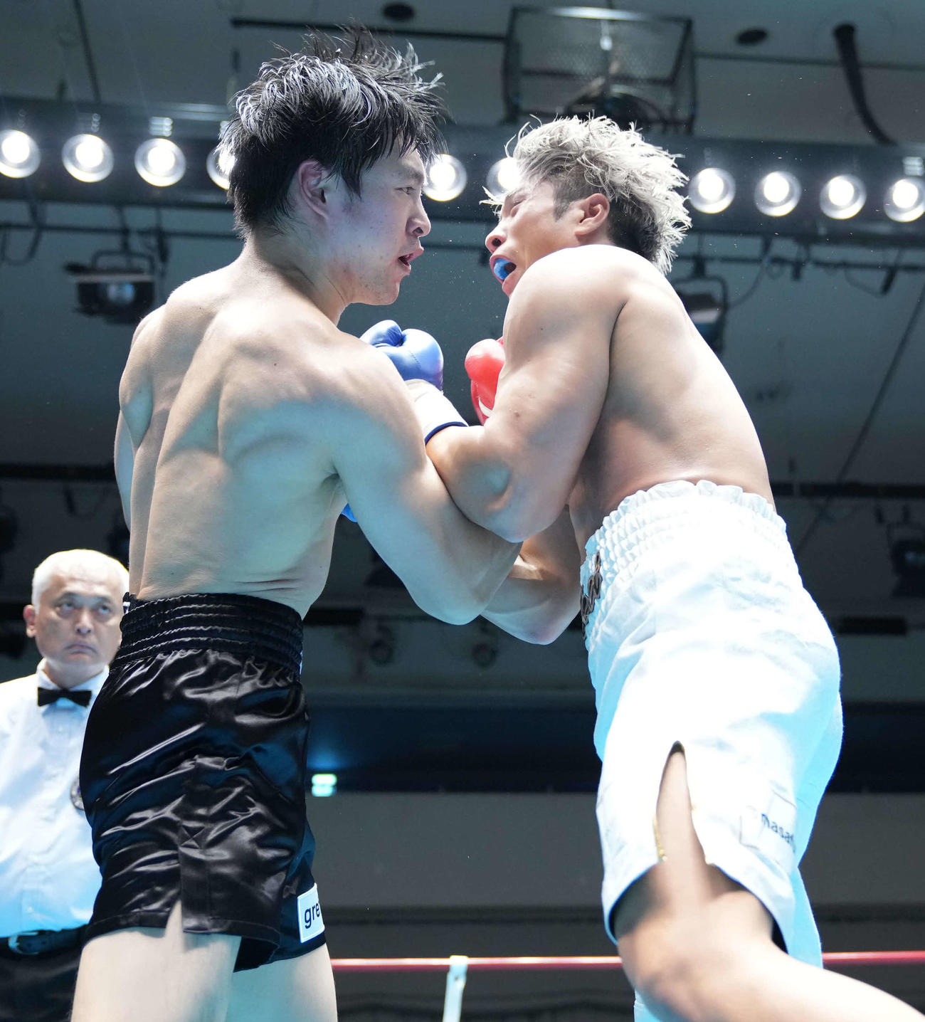 1回、伊吹（右）に右アッパーを放つ赤井英（撮影・小沢裕）