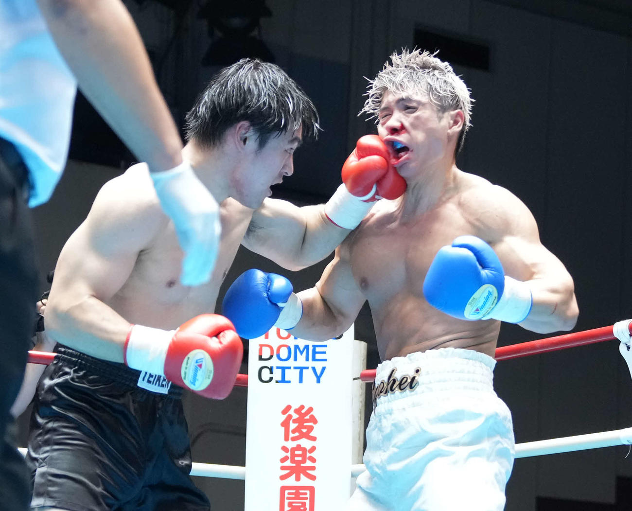2回、伊吹（右）に左パンチを放つ赤井英（撮影・小沢裕）