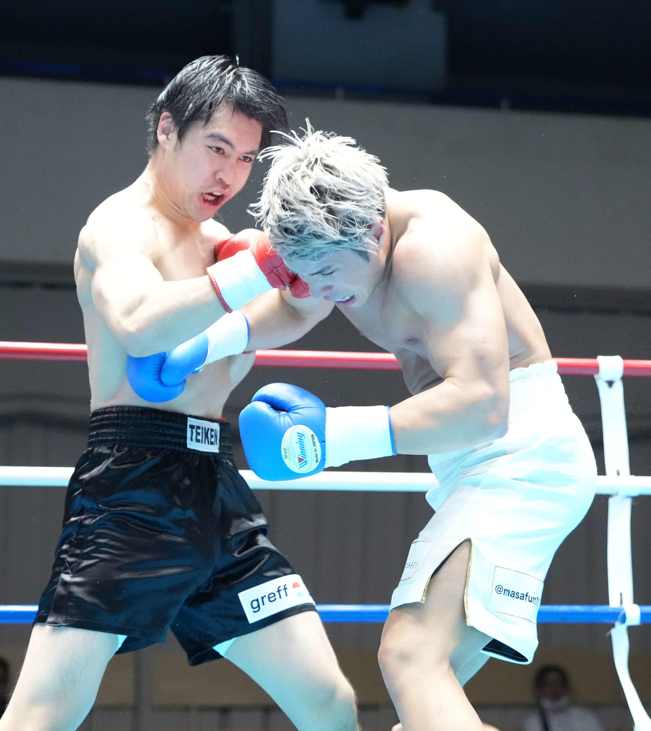 2回、伊吹（右）に右パンチを放つ赤井英（撮影・小沢裕）