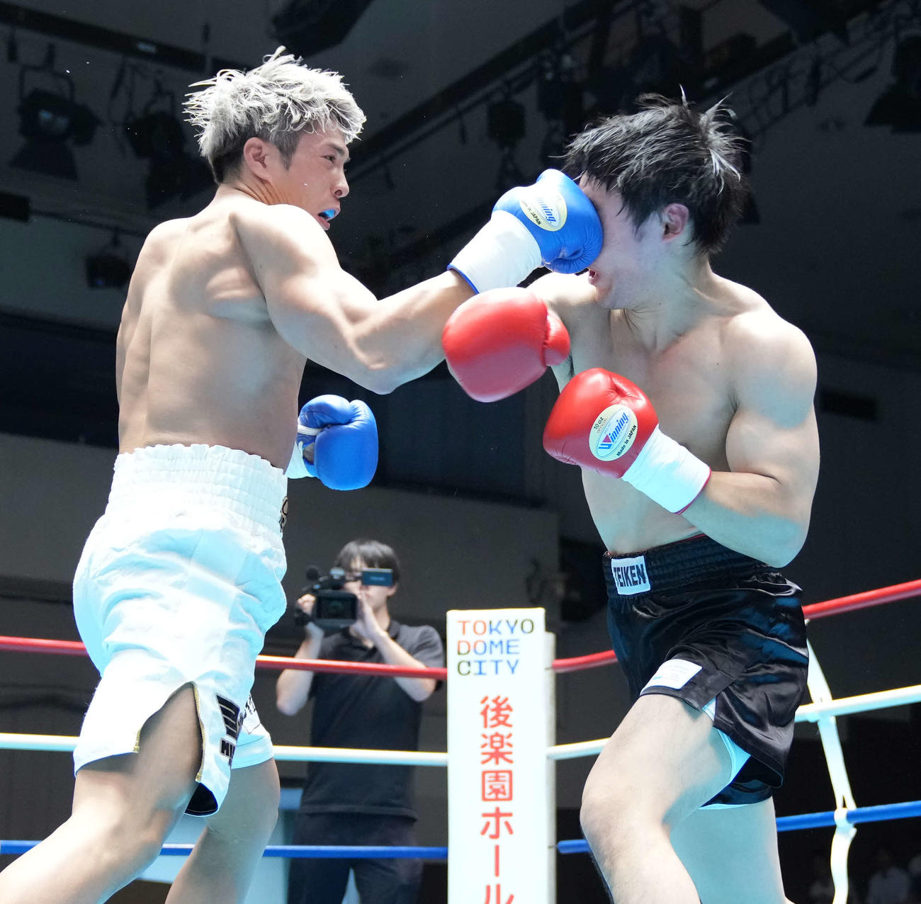 1回、伊吹（左）は赤井英に右パンチを放つ（撮影・小沢裕）