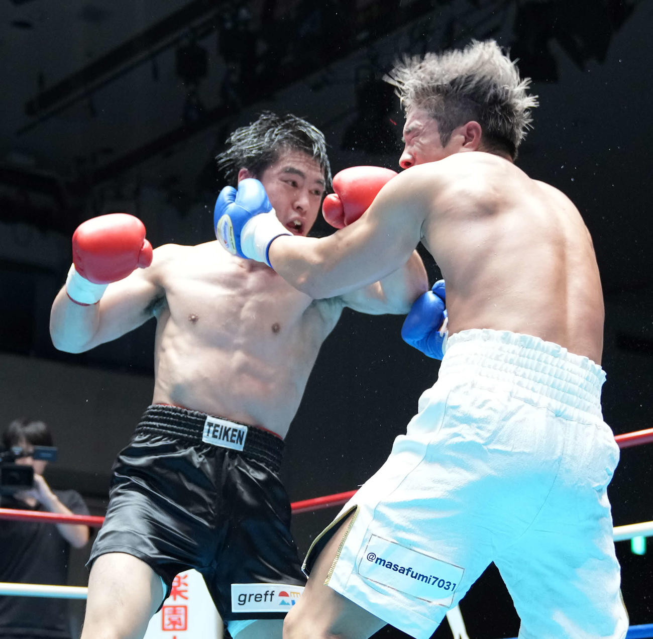 3回、伊吹（右）に左パンチを放つ赤井英（撮影・小沢裕）