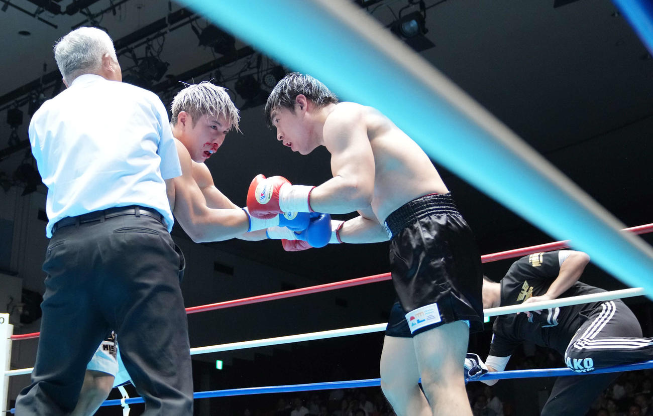 3回、伊吹（左）と赤井英の間にレフェリーが割って入り3回TKO勝ちを収める（撮影・小沢裕）