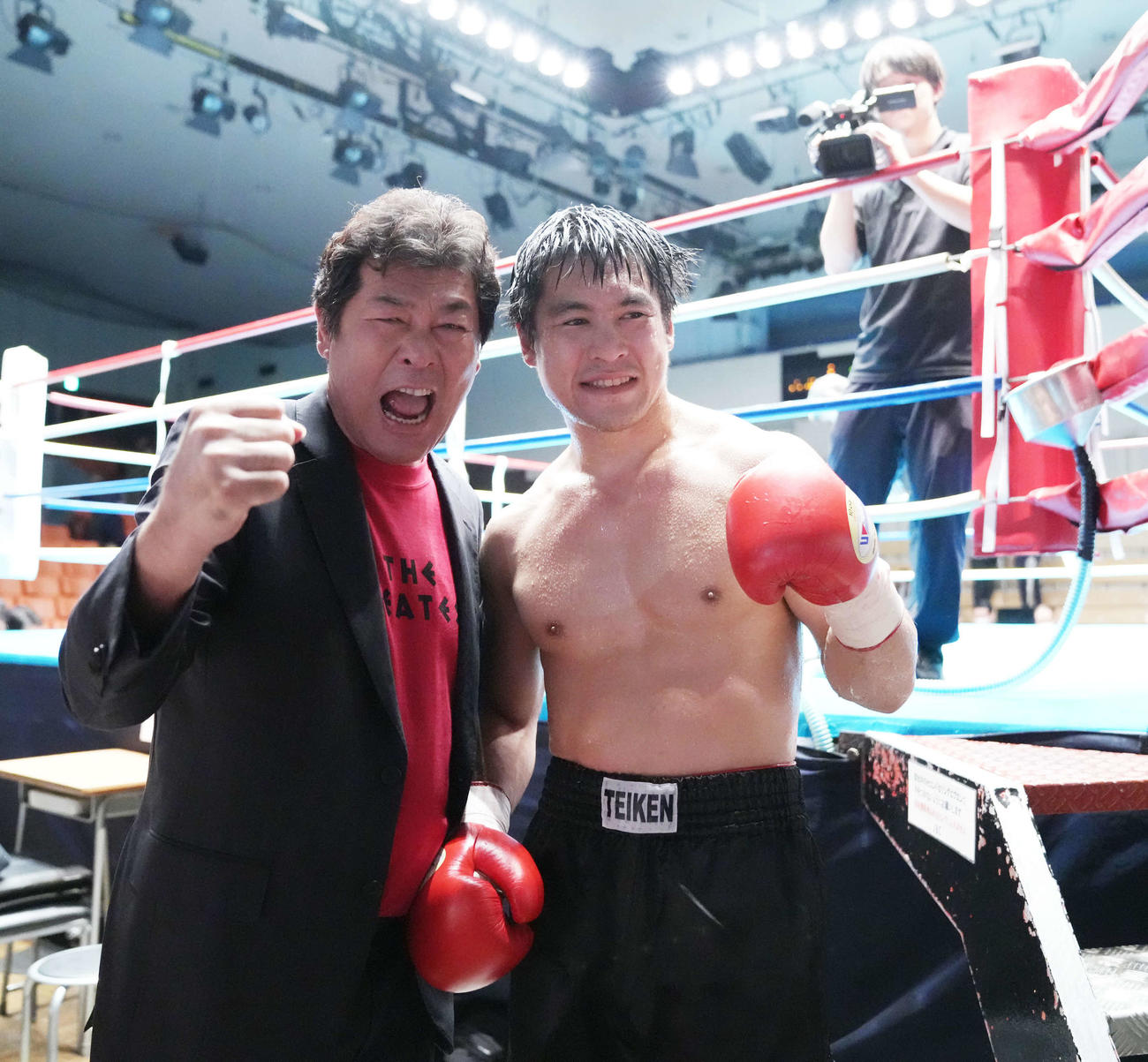 3回TKO勝ちを収めた赤井英五郎は父で俳優赤井英和（左）と歓喜のガッツポーズ（撮影・小沢裕）