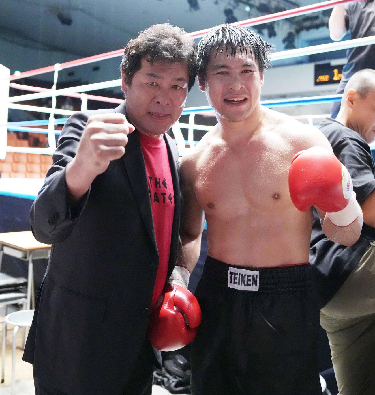 3回TKO勝ちを収めた赤井英五郎は父で俳優赤井英和（左）と歓喜のガッツポーズ（撮影・小沢裕）