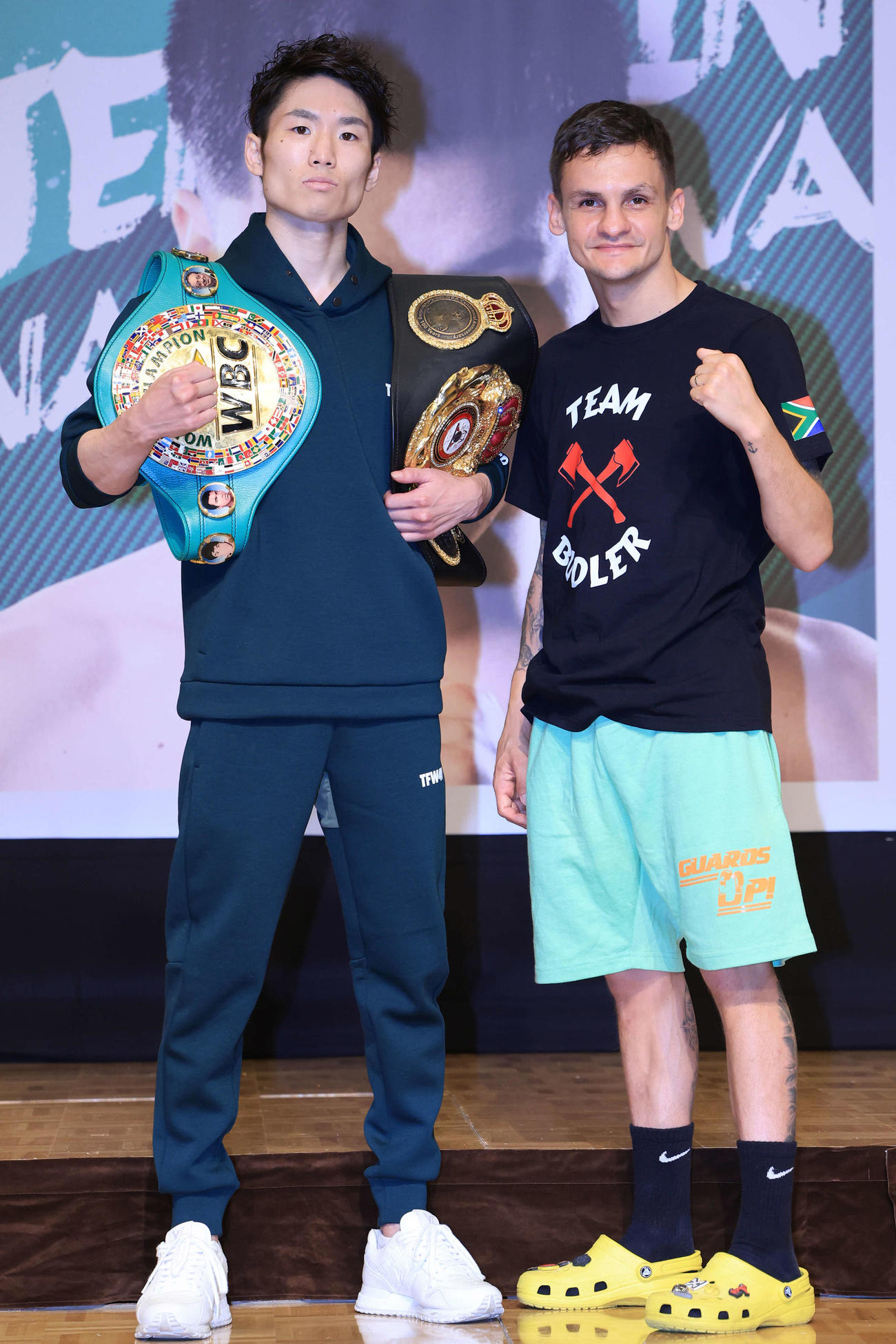 「LIVE BOXING 5」の会見でポーズをとる寺地拳四朗（左）とヘッキー・ブドラー（撮影・浅見桂子）