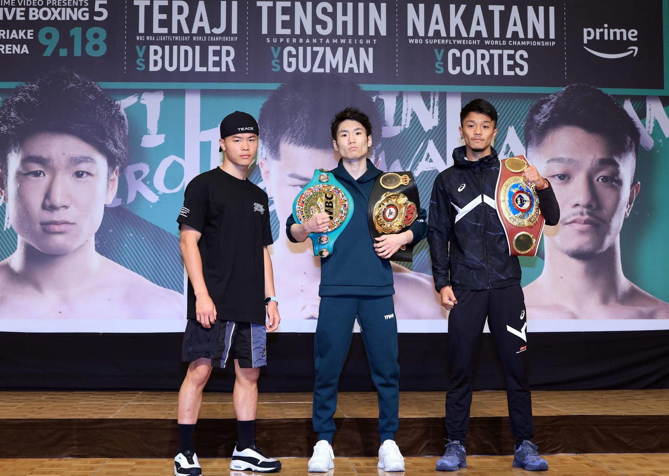 「LIVE BOXING 5」の会見でポーズをとる那須川天心（左）、寺地拳四朗（中央）、中谷潤人（撮影・浅見桂子）