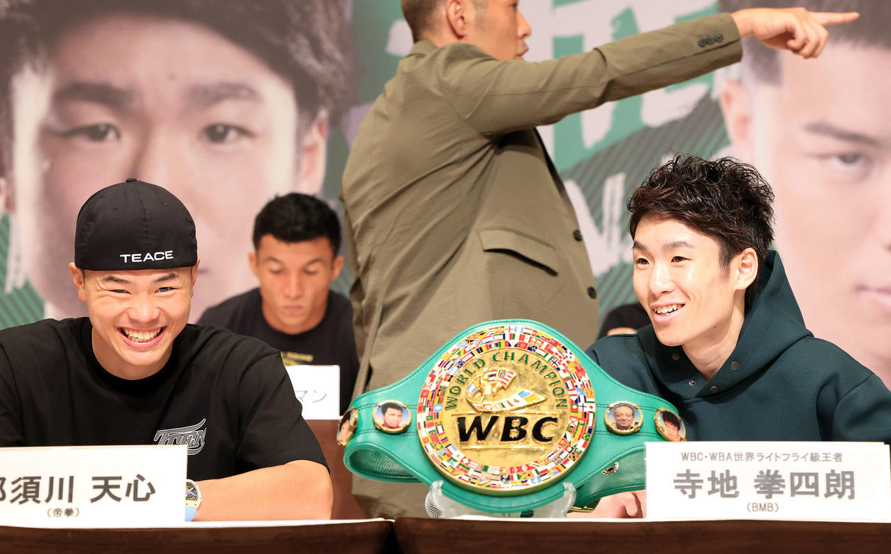 「LIVE BOXING 5」の会見前、笑顔で話す那須川天心（左）と寺地拳四朗（撮影・浅見桂子）