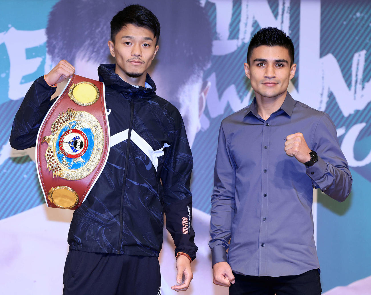 「LIVE BOXING 5」の会見でポーズをとる中谷潤人（左）とアルヒ・コルテス（撮影・浅見桂子）