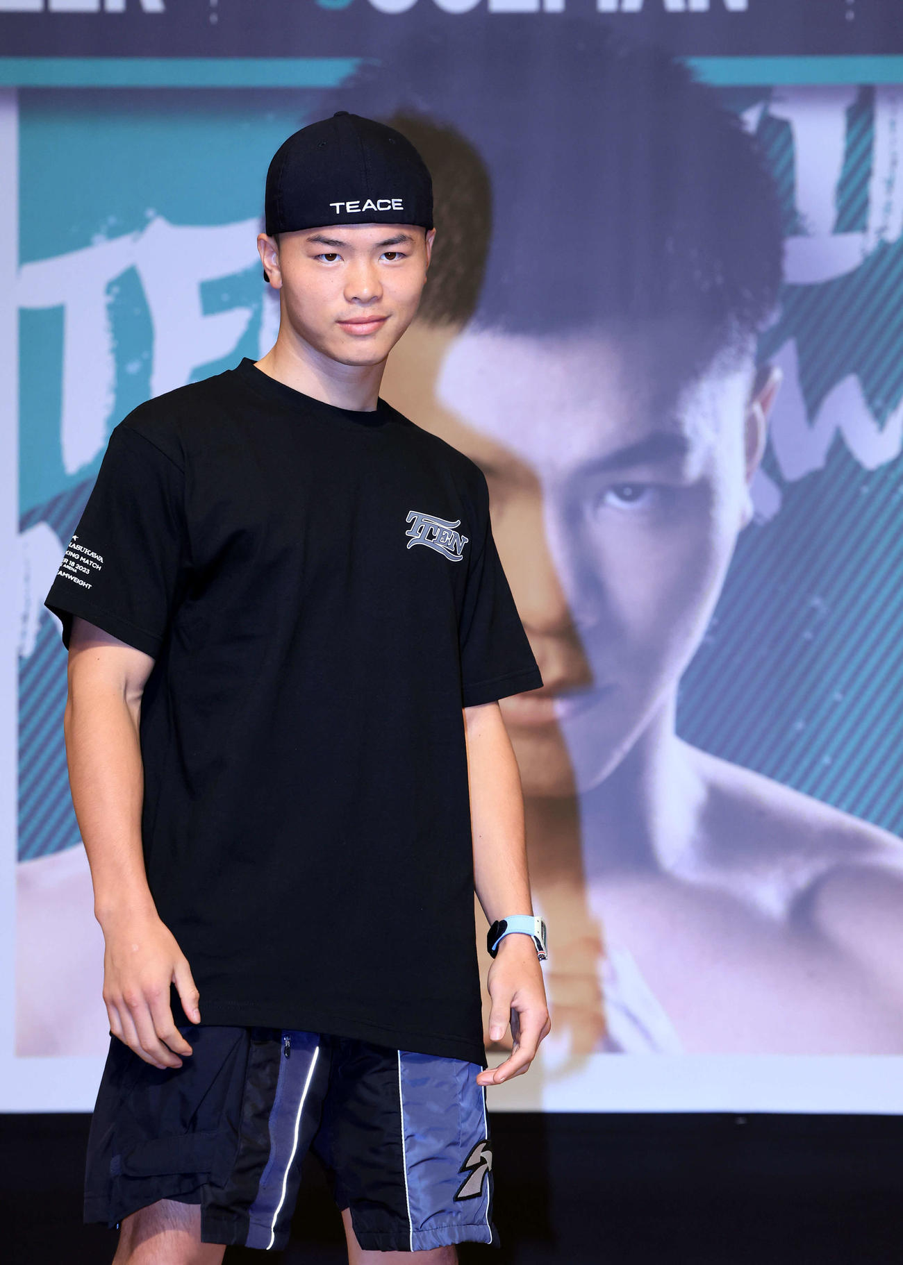 「LIVE BOXING 5」の会見後、自身のパネルを背にポーズをとる那須川天心（撮影・浅見桂子）
