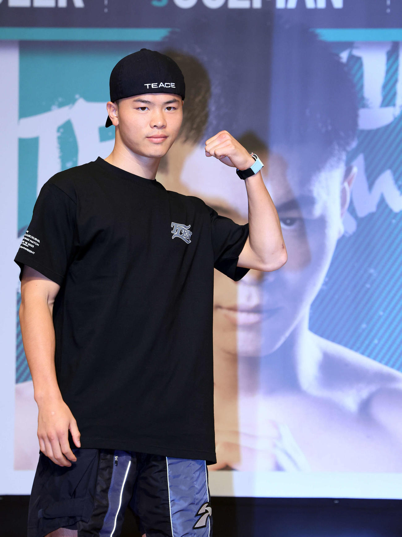 「LIVE BOXING 5」の会見後、自身のパネルを背にポーズをとる那須川天心（撮影・浅見桂子）