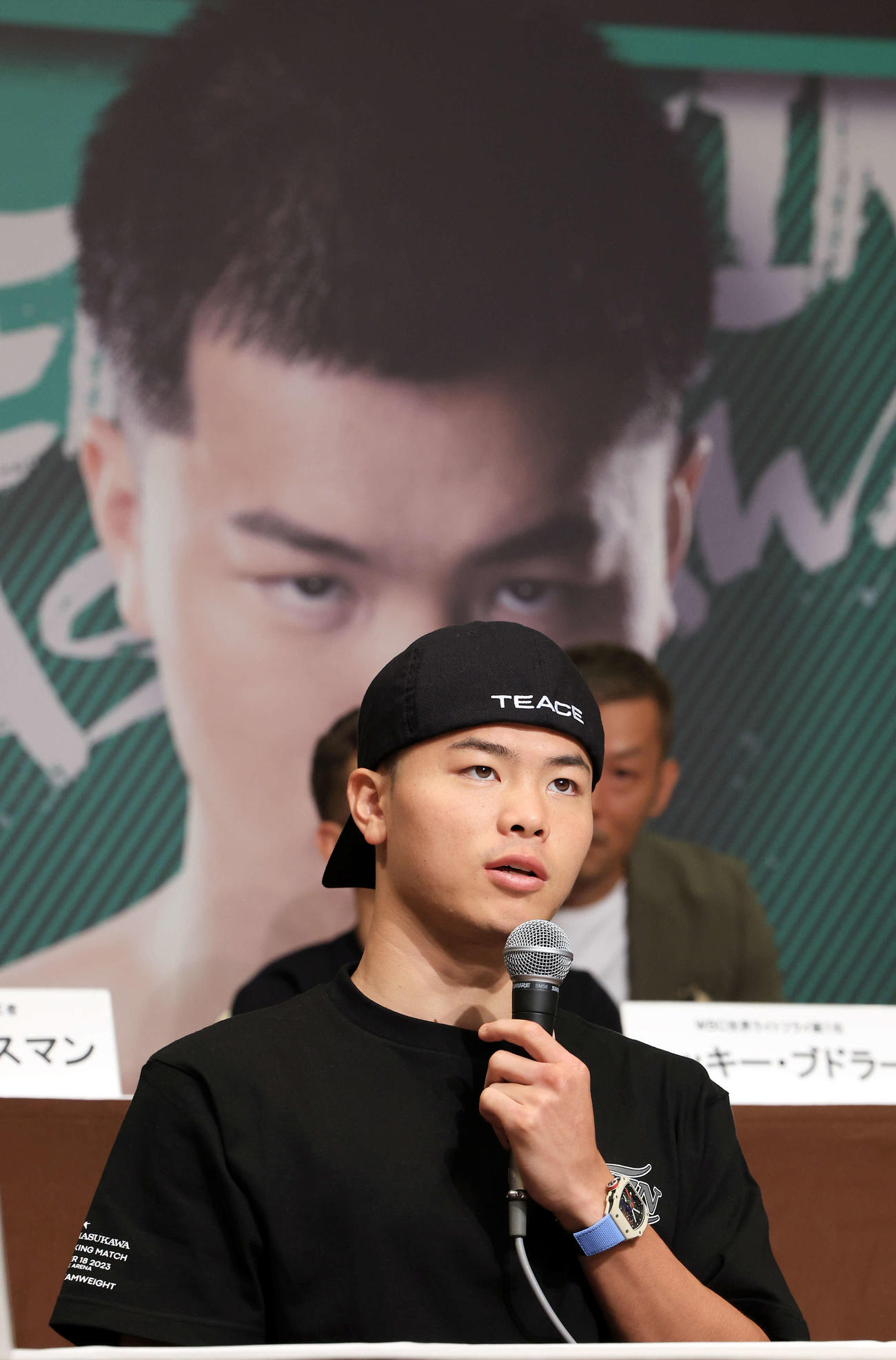 「LIVE BOXING 5」の会見で自身のパネルを背に質問に答える那須川天心（撮影・浅見桂子）