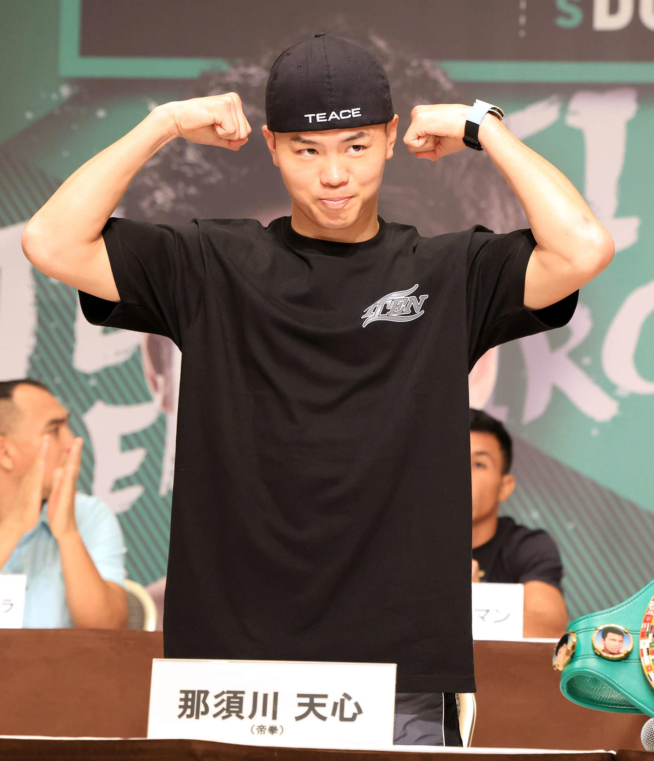 「LIVE BOXING 5」の会見で、ガッツポーズする那須川天心（撮影・浅見桂子）