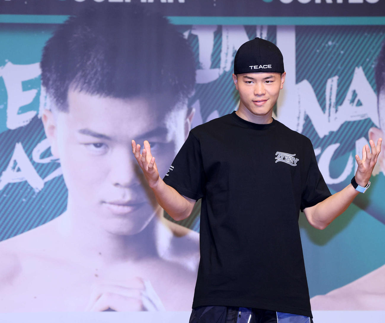 「LIVE BOXING 5」の会見後、自身のパネルを背にポーズをとる那須川天心（撮影・浅見桂子）