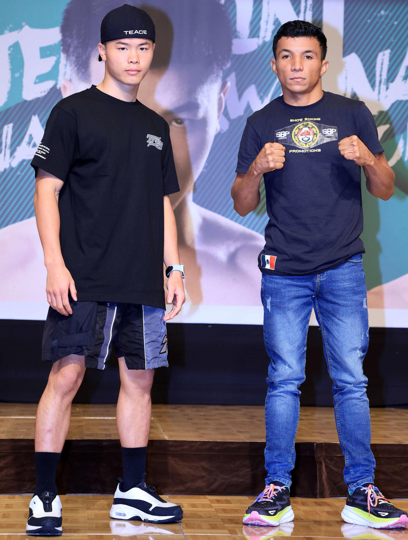 「LIVE BOXING 5」の会見でポーズをとる那須川天心（左）とルイス・グスマン（撮影・浅見桂子）