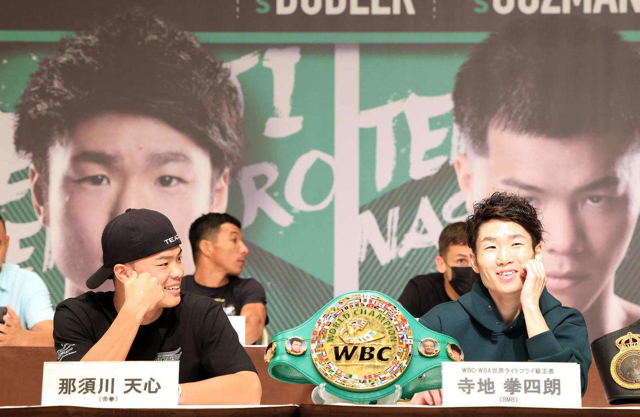 「LIVE BOXING 5」の会見前、笑顔で話す那須川天心（左）と寺地拳四朗（撮影・浅見桂子）