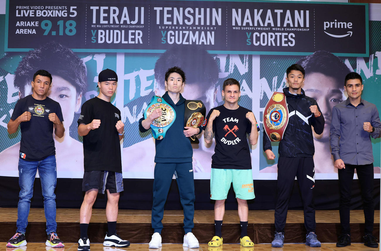 「LIVE BOXING 5」の会見でポーズをとる、左からルイス・グスマン、那須川天心、寺地拳四朗、ヘッキー・ブドラー、中谷潤人、アルヒ・コルテス（撮影・浅見桂子）