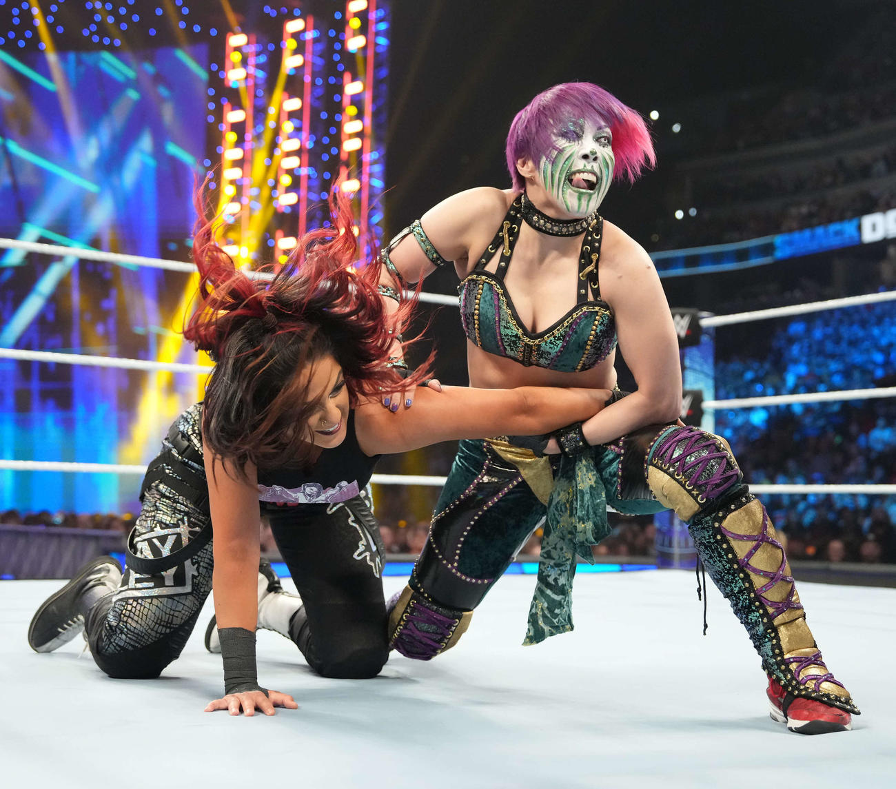 ベイリー（左）とのWWE女子王座前哨戦に臨んだアスカ（C）2023 WWE, Inc. All Rights Reserved.