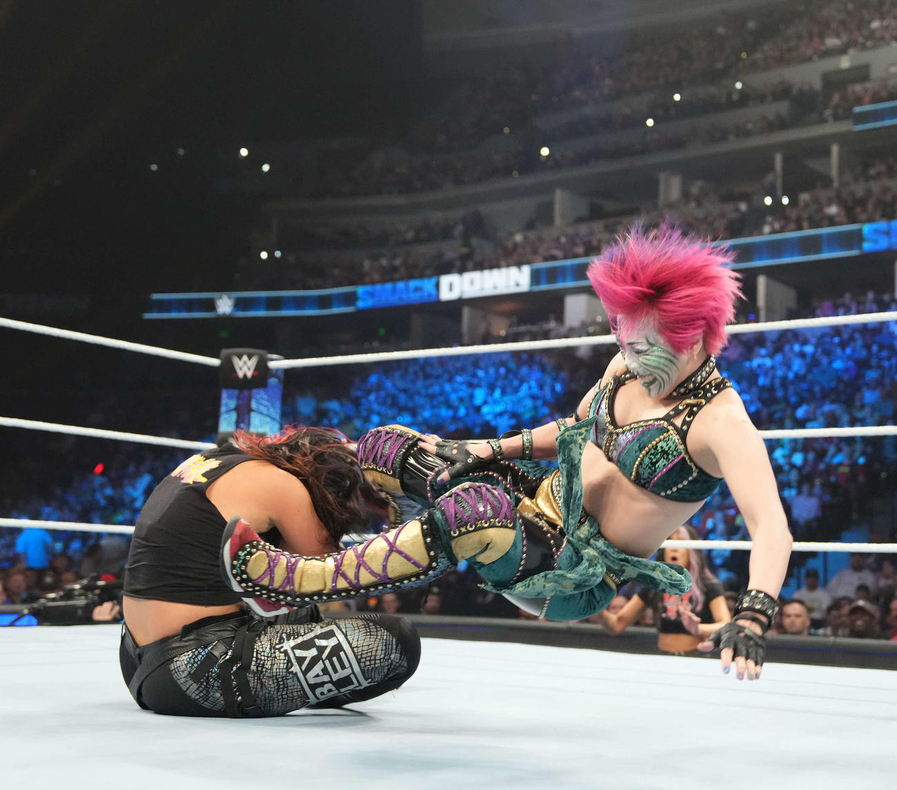 ベイリー（左）にスライディングキックをはなったアスカ（C）2023 WWE, Inc. All Rights Reserved.