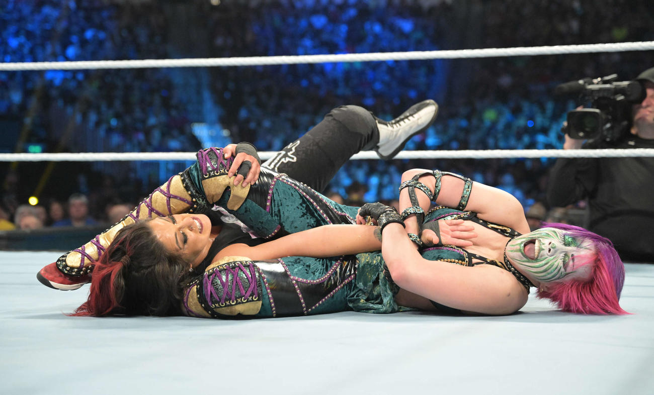 ベイリー（左）に腕ひしぎ逆十字固めを仕掛けたアスカ（C）2023 WWE, Inc. All Rights Reserved.