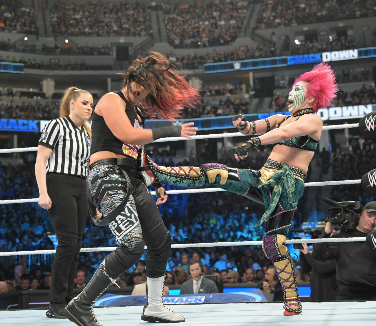 ベイリー（左）に蹴りを入れるアスカ（C）2023 WWE, Inc. All Rights Reserved.