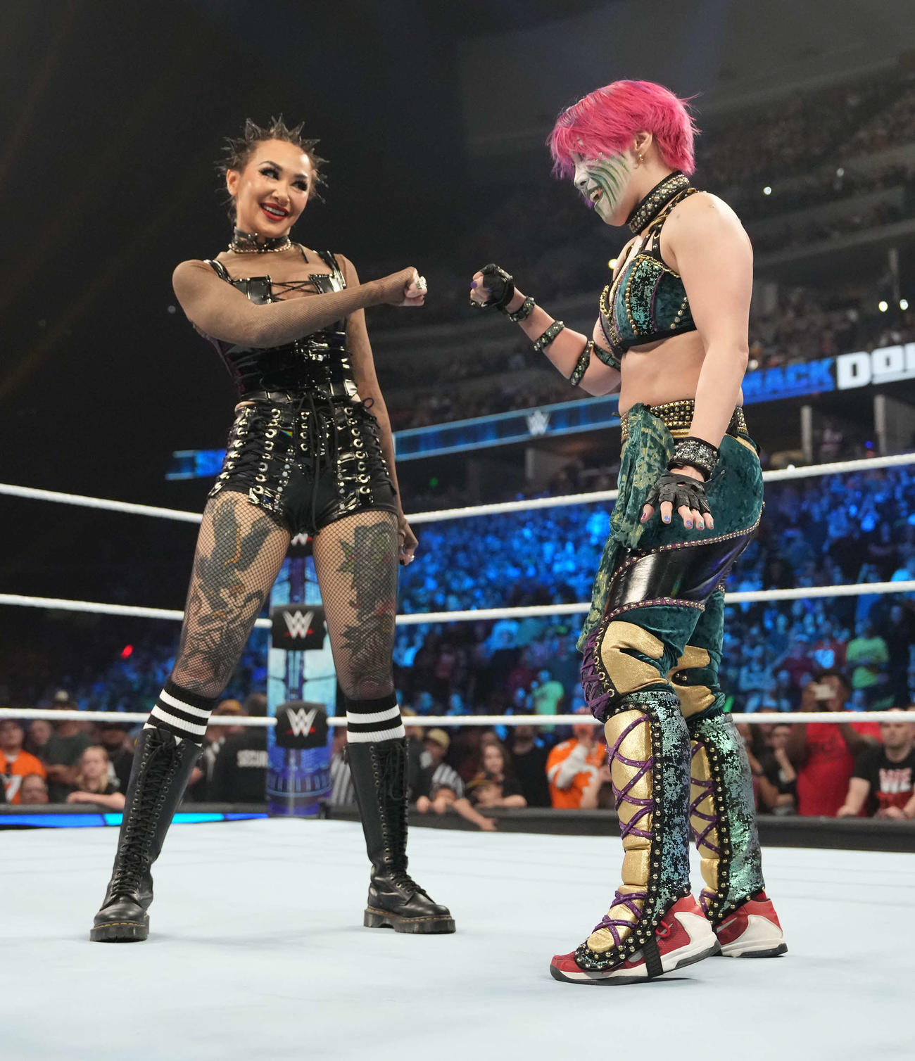 勝利をアシストしたショッツィ（左）とグータッチするアスカ（C）2023 WWE, Inc. All Rights Reserved.