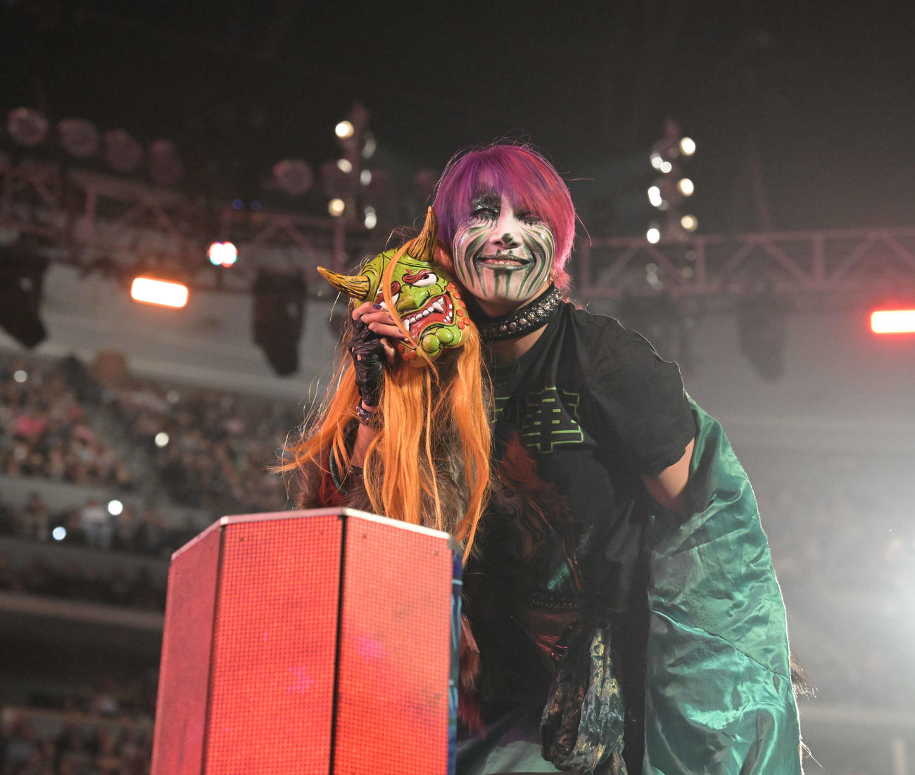 コーナートップによじのぼり、仮面を外すアスカ（C）2023 WWE, Inc. All Rights Reserved.