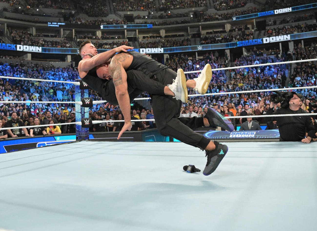 オースティン・セオリー（左）にスパインバスターを成功させるザ・ロック（C）2023 WWE, Inc. All Rights Reserved.