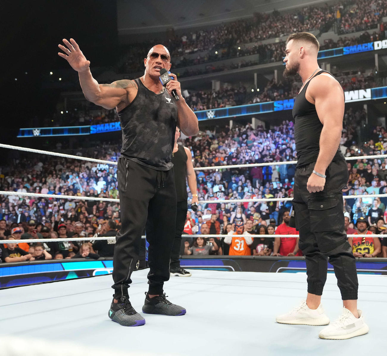 オースティン・セオリー（右）とリング上で向き合うザ・ロック（C）2023 WWE, Inc. All Rights Reserved.