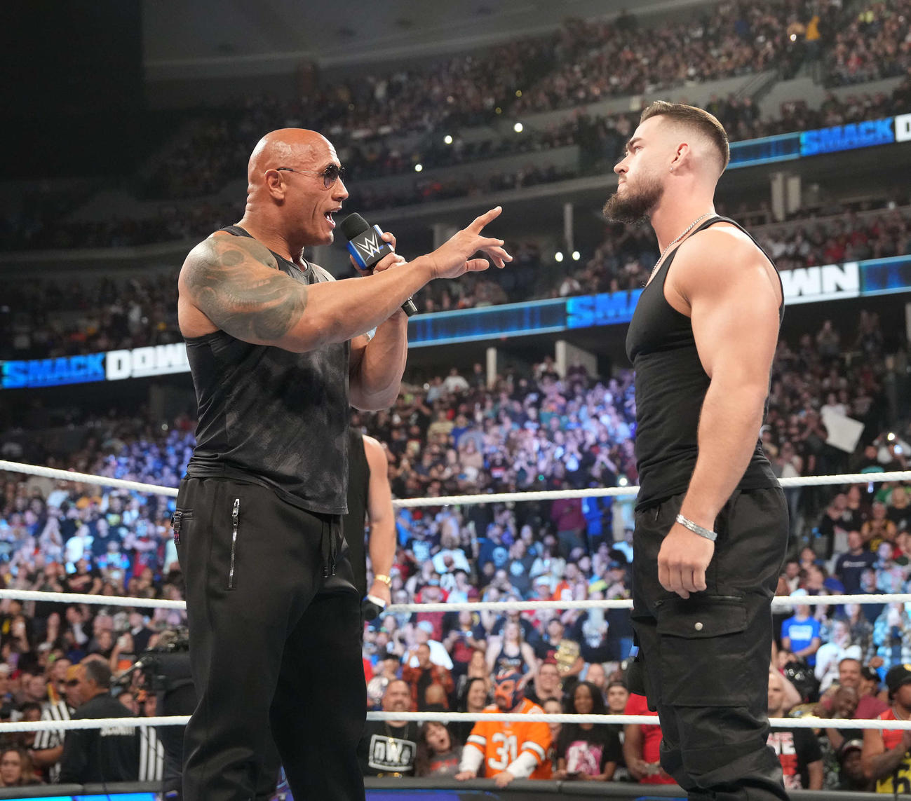 オースティン・セオリー（右）と舌戦を展開したザ・ロック（C）2023 WWE, Inc. All Rights Reserved.