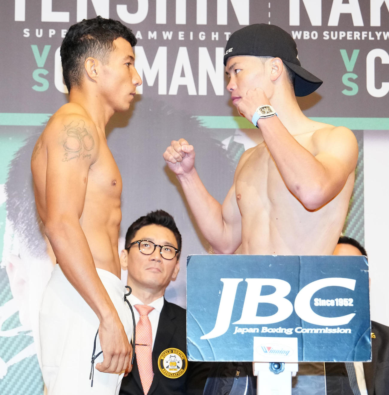 前日計量をパスし、グスマン（左）とフェースオフする那須川（撮影・江口和貴）