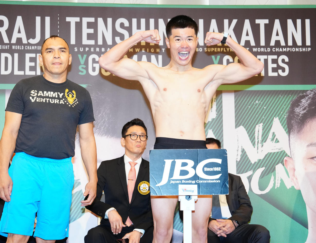 前日計量をパスし、ポーズを決める那須川（右）（撮影・江口和貴）